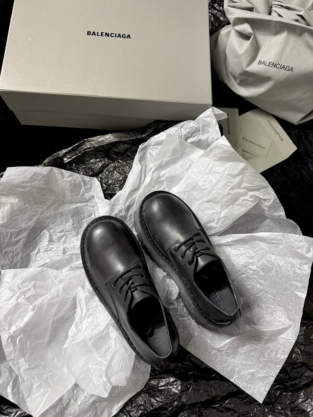 Balenciag* 新品 简直是酷感时髦的代名词 质感十足的黑色皮革 彰显不羁态度 极具个性的厚底设计 不仅增高 还让每一步都踏出强大气场 鞋面进口树膏牛皮