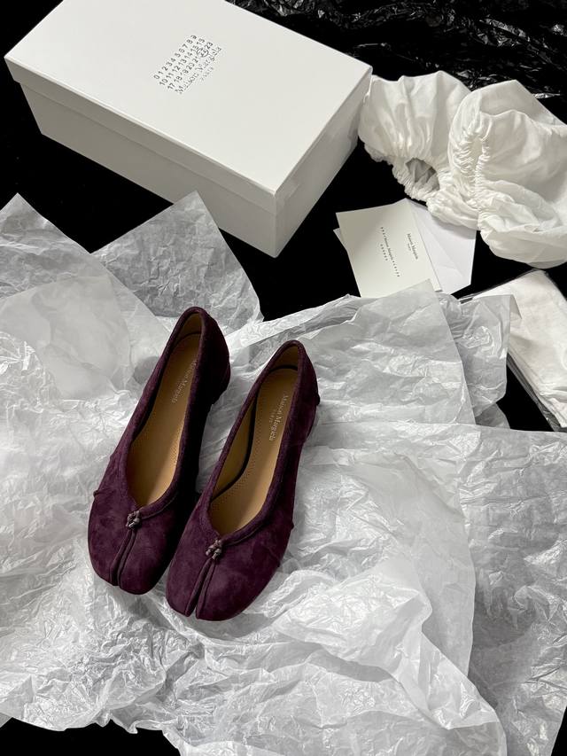 Maison Margiela* 新品 原版色来啦 芭蕾分趾单鞋 自带复古高级感～ 麂皮质感温柔又显贵 分趾设计个性吸睛 低粗跟走路舒适还能悄悄拉长腿部线条 搭