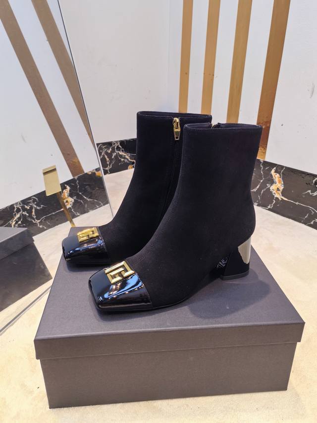 工厂P出 ，* 巴尔曼2026春最新款走秀时装高跟短靴 品牌巴尔曼由法国时装设计师 皮埃尔.巴尔曼 先生创立于1945年的老牌定制时装屋，与、并列成为二战之后的