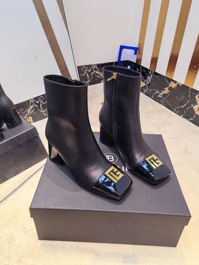 工厂P出 ，* 巴尔曼2026春最新款走秀时装高跟短靴 品牌巴尔曼由法国时装设计师 皮埃尔.巴尔曼 先生创立于1945年的老牌定制时装屋，与、并列成为二战之后的