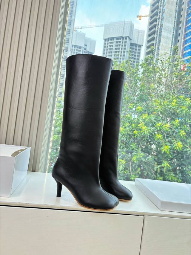 G077代购级别 Maison Margiela 玛吉拉真皮宽筒直筒长靴不过膝 2025秋冬新细高跟高筒靴 Mm6家Tabi分趾鞋靴2025秋冬新品最高版本买手