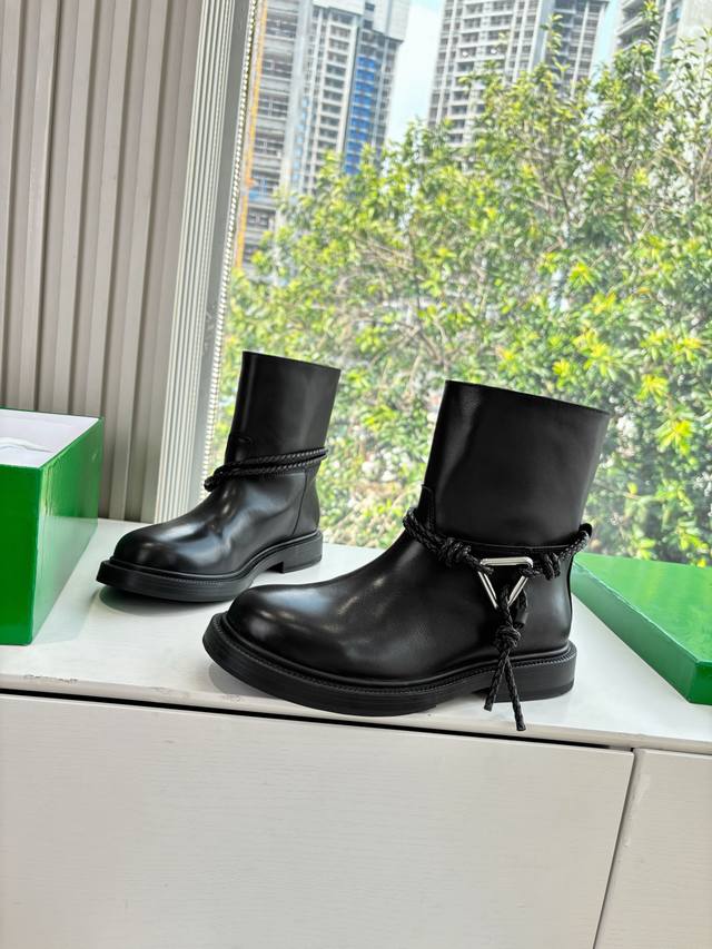 G261所见即所得Bottega Veneta Bv一脚蹬时尚 短靴 骑士靴 太酷了 一眼就爱上,这双绳结靴必须锁死 经典绳结编织缠绕靴身,搭配标志性三角金属扣 G261所见即所得Bottega Veneta Bv一脚蹬时尚 短靴 骑士靴 太酷了 一眼就爱上,这双绳结靴必须锁死 经典绳结编织缠绕靴身,搭配标志性三角金属扣