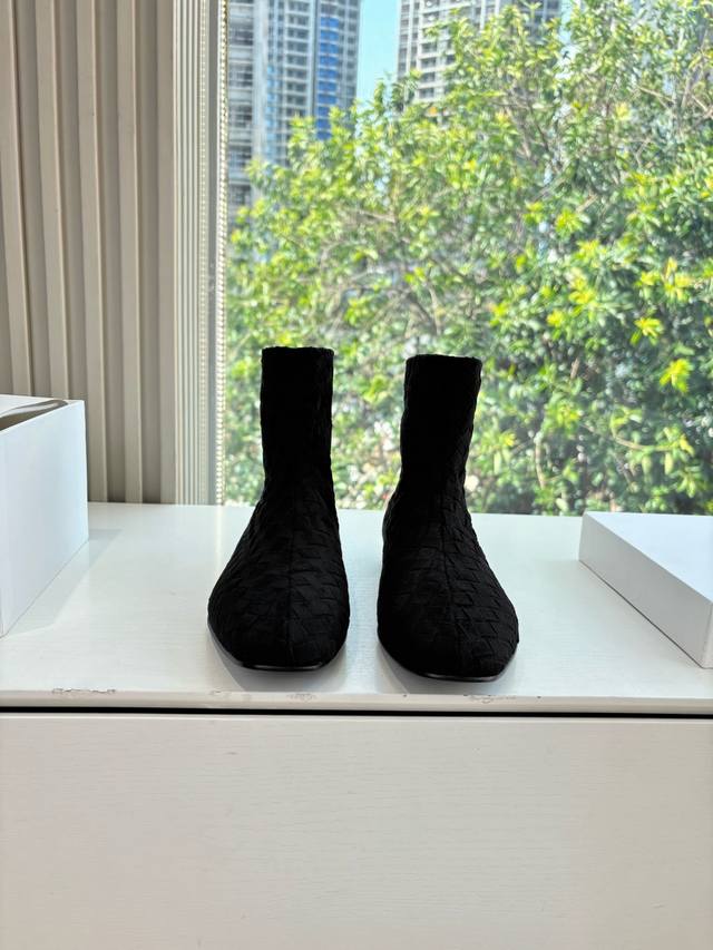 G679The Row手工编织平底短靴 以极简之姿勾勒出静默的高级感 成为懂质感者的足下默契。 圆头设计是温柔的注脚 适合每种脚型 短靴筒利落包裹脚踝 线条从鞋