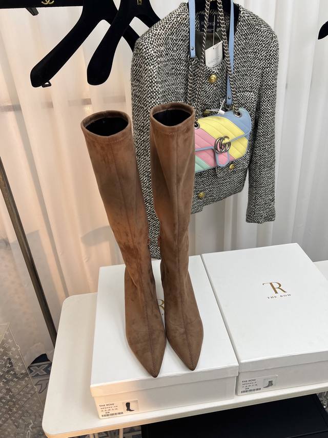 The Row 2025早秋新款 Tr弹力长靴小猫跟 这双长靴呈现出优雅又不失个性的风格，结合了时装靴的精致感与一定的时尚先锋性，适合搭配多种风格的服装，从简约