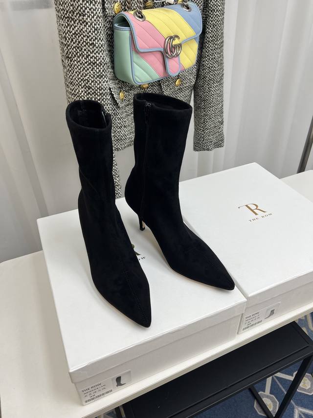 The Row 2025早秋新款 Tr弹力短靴小猫跟 这双短靴呈现出优雅又不失个性的风格，结合了时装靴的精致感与一定的时尚先锋性，适合搭配多种风格的服装，从简约