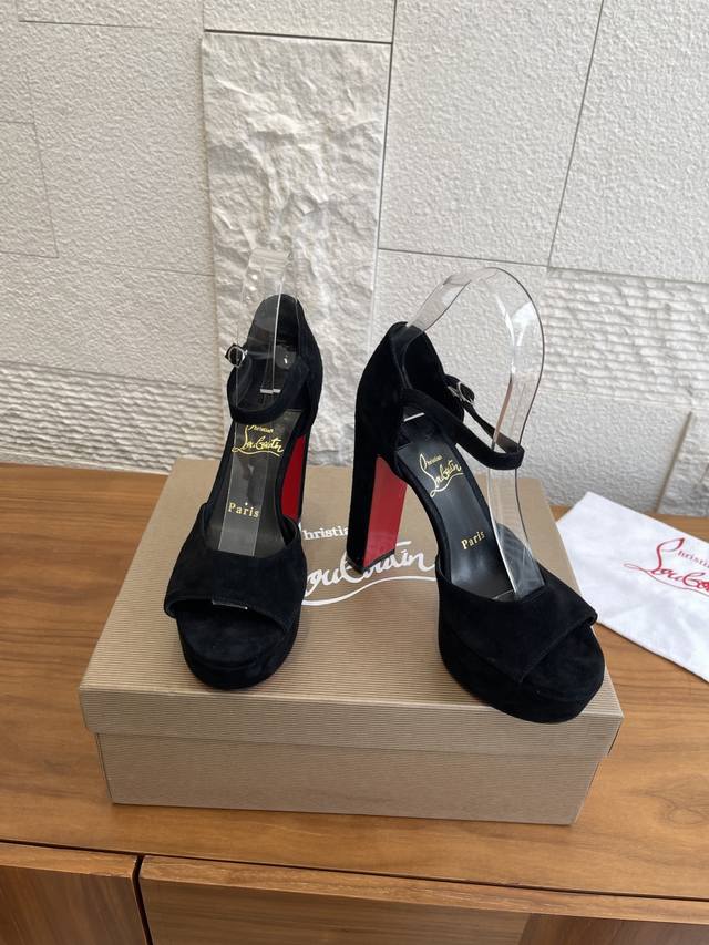 顶级版本: Christian Louboutin 2026春夏时装走秀款 凉鞋 防水台 高跟鞋 红底鞋 Cl 路铂廷露趾的 Sandaloo 款式优雅地露出双