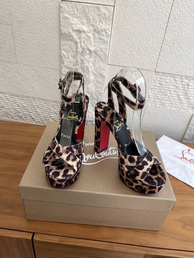 顶级版本: Christian Louboutin 2026春夏时装走秀款 凉鞋 防水台 高跟鞋 红底鞋 Cl 路铂廷露趾的 Sandaloo 款式优雅地露出双