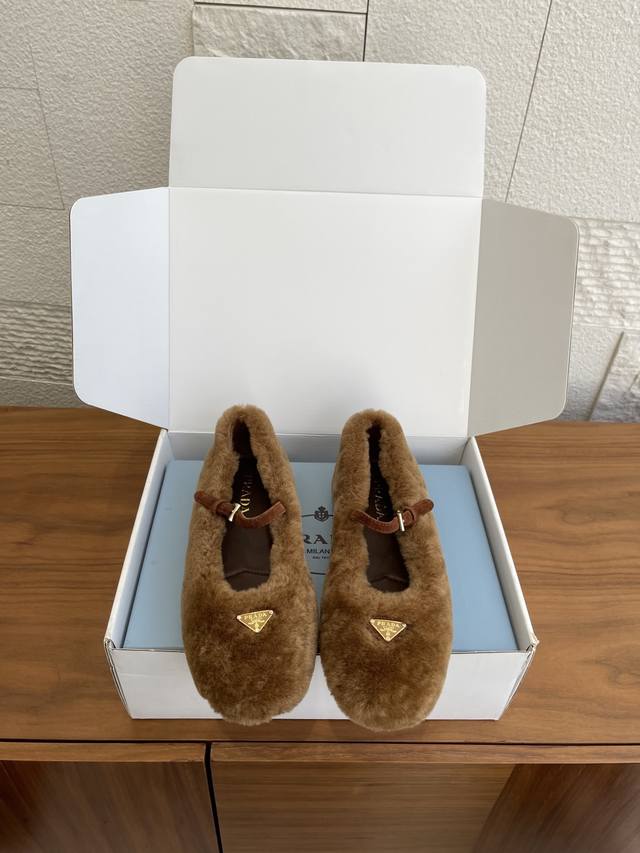 顶级版本： 配送专柜精美盒 Prada 普拉达 25Ss 秋冬新款 羊毛 三角扣 玛丽珍 芭蕾舞鞋 Prada 此款芭蕾舞鞋的设计运用柔和轮廓和冬季质感，重新定