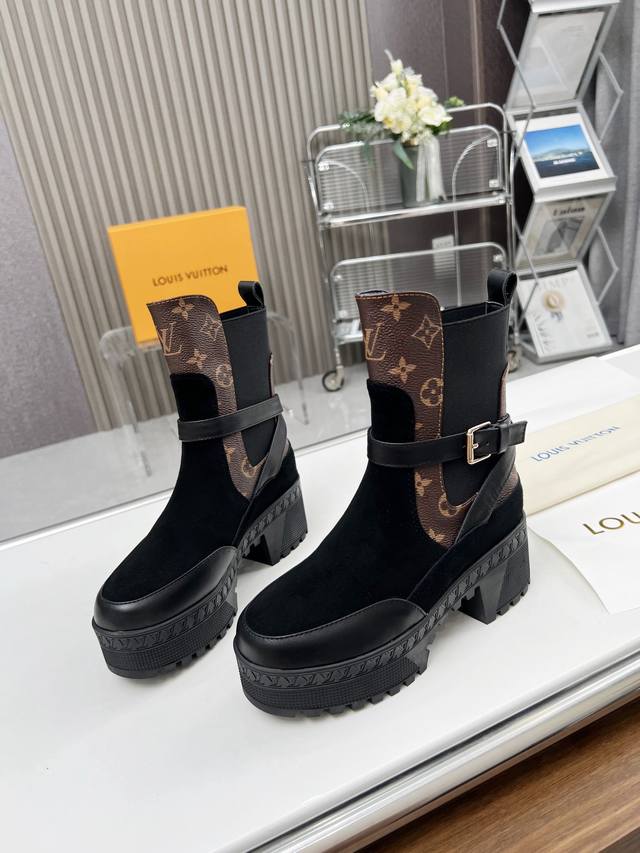 出厂价Pp： 路易威登 Louis Vuitton 驴家爆款 走秀主打款，最新切尔西马丁靴，秀场出镜率非常高 高端定制 1：1刻复 各大明星网红走秀款，百年经典