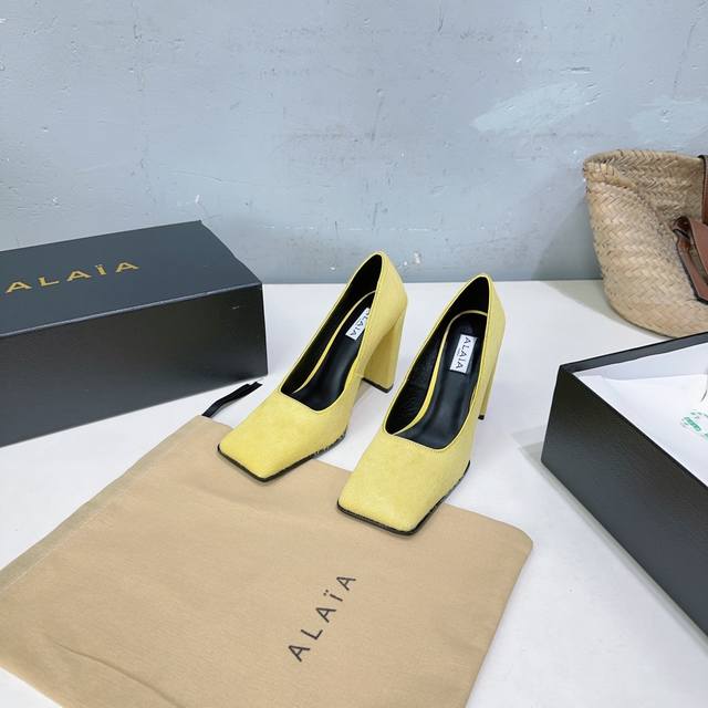 高品质出厂 ！顶级品质Alaia 阿莱亚25Ss 秋冬简易时髦精粗跟方头单鞋凉鞋！ 时尚达人都在寻觅一双能兼顾舒适与风格的单鞋 而这双无疑是这个季节的最佳答案！