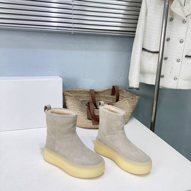高品质出厂 ！小众潮牌The Row2025Ss秋冬松糕厚底一脚蹬羊羔毛雪地靴毛毛短靴原版购入一比一套楦开发！超多明星博主示范极简经典不过时！简约时髦，穿脱超级