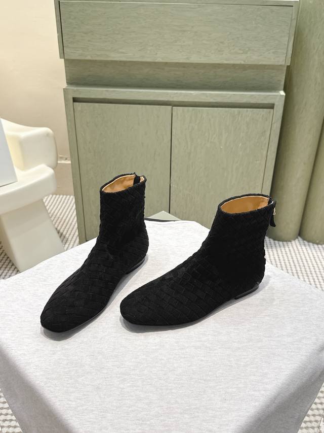 代购级 The Row2025秋冬新款手工编织平底短靴 以极简之姿勾勒出静默的高级感 成为懂质感者的足下默契。 圆头设计是温柔的注脚 适合每种脚型 短靴筒利落包