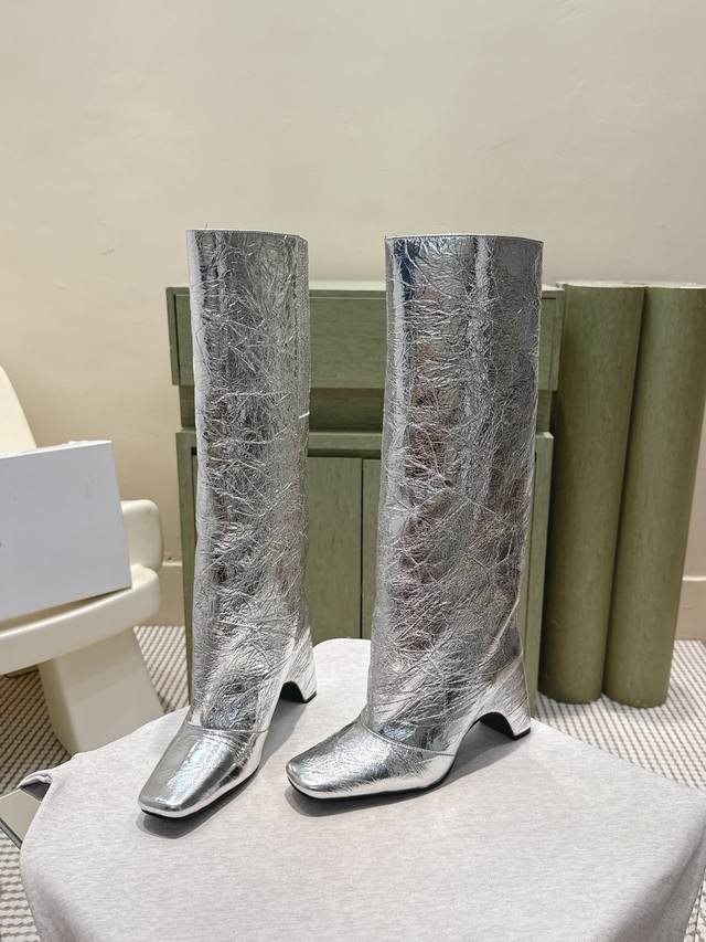 代购级 Coperni 25Ss秋冬新款异形跟直筒靴 这款后跟设计独特风格结合小方头的造型 高端 时髦 ！ 脱俗别致的设计师风格 以独特的造型迅速席卷整个时尚圈