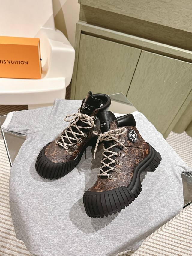 短靴 带毛10 经典升级版本Lv 路易威登短靴！ 这款松糕厚底系列每年都是非常爆，穿上增高效果，和时尚的引领绝对的Yyds！光面和绑带可选！ 面料：进口牛皮！羊