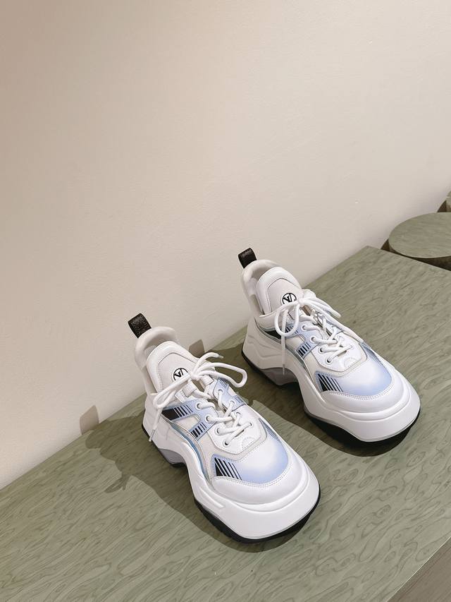 224 Lv Cruise女鞋 Archlight2.0 走秀款女鞋，充满未来感和科技感的设计 不要被它的廓形的外表骗了，增高8厘米！ 并不沉并不沉并不沉重要的
