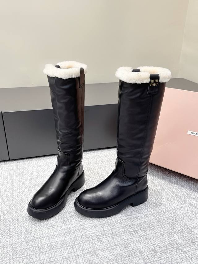 代购级别 Miumiu｜谬谬2025S秋冬新款高筒羊毛骑士靴 16寸Miumiu 厚底圆头靴长靴 怎么穿都好看 秋冬新款时髦精最爱 看起来不怎么舒服 上脚超级舒