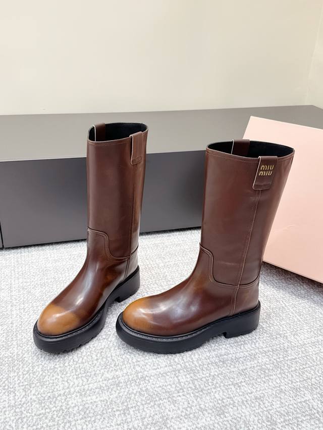 代购级别 Miumiu｜谬谬2025S秋冬新款高筒靴骑士靴 12寸Miumiu 厚底圆头靴长靴 怎么穿都好看 秋冬新款时髦精最爱 看起来不怎么舒服 上脚超级舒服