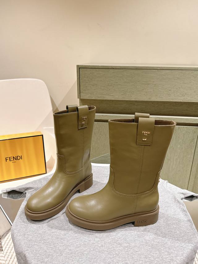 短靴 全皮 花纹 长靴 全皮 花纹 顶级版本 224 Fendi 芬迪走秀主推系列，新品上线，芬具桌脚设计灵感改创于今年秀场的主推系列鞋履 当季新品拖鞋，众所周