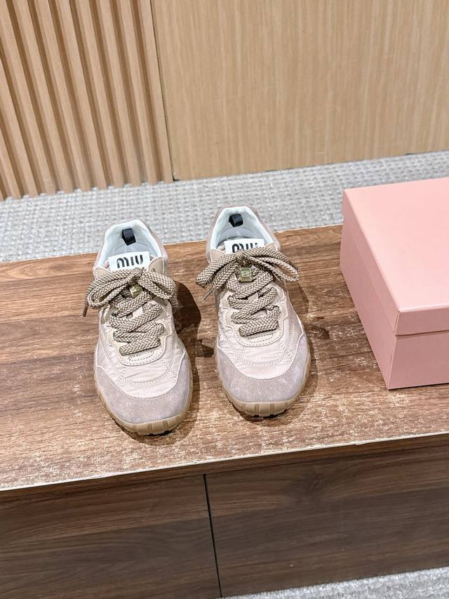 Miu Miu Deck Shoes 缪缪新款拼接休闲运动鞋 鞋面采用尼龙与麂皮拼接材质，质感丰富且兼具实用性；鞋带设计精致，搭配金属装饰，提升了鞋款的精致感。