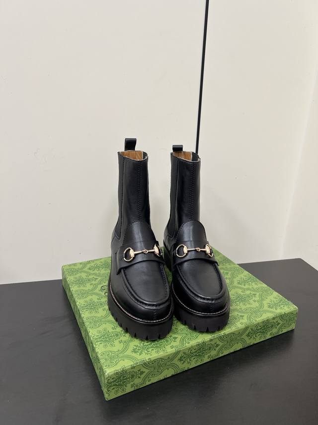 Gucci古驰25Ss秋冬新品经典马衔扣短靴 代购级别 舒适百搭 主打系列终于面世，狠货值得期待！原有的经典创造新设计 高级感十足！国内外博主刷爆的一款，复古又