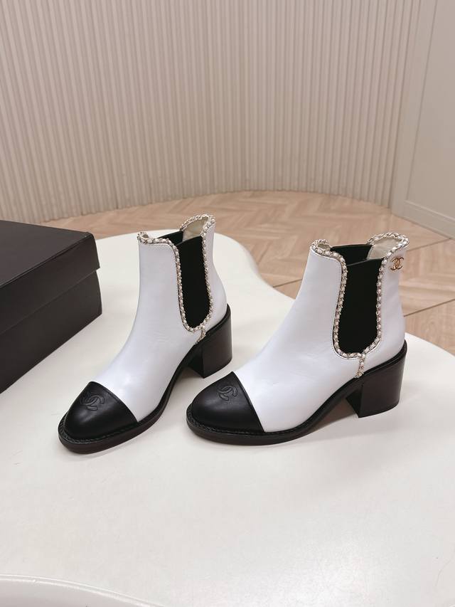 Chanel香奈儿25Ss 新款秋冬高跟马丁靴短靴 楦型百搭瘦脚Yyds.造型立体饱满，上脚舒适 气场十足，橡筋一脚蹬 易穿搭 经典链条五金 高级优雅 鞋面：牛