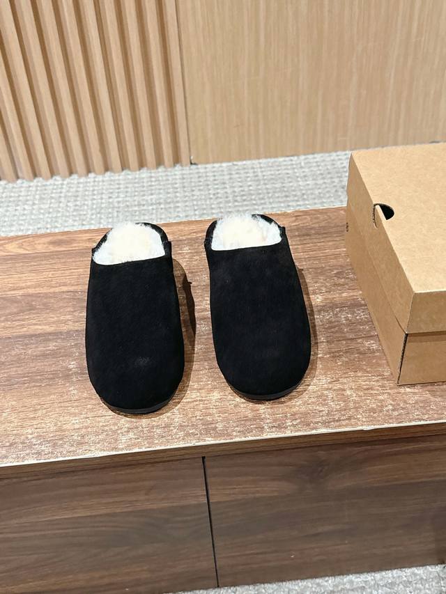 Ugg 油叽叽新款浅口休闲一脚蹬懒人鞋 鞋面采用反绒皮材质，质感细腻且有一定耐磨性；内里填充羊毛材质，保暖性极佳，能在寒冷天气为双脚提供温暖呵护。 可搭配宽松的
