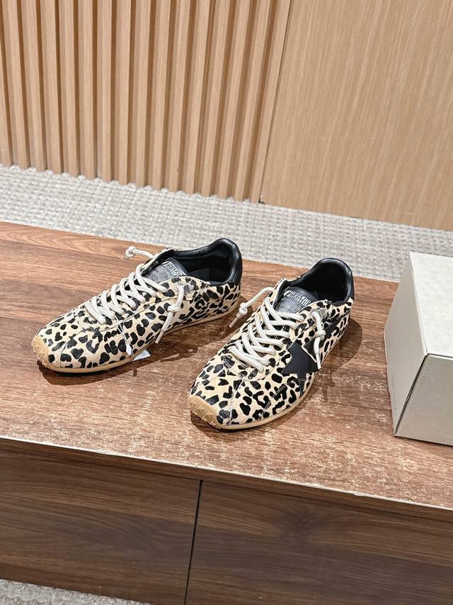 马拉松系列暴走鞋 绝不能错过的复古好鞋 Marathon Speed-70年代美式田径风以简约线条勾勒速度美学，轻薄鞋款突破传统束缚。尼龙面与皮革拼接，既轻盈又