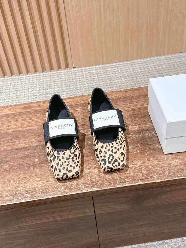 纪梵希#章若楠同款Sliced Square芭蕾舞平底鞋大爆款平底漆皮松紧带玛丽珍单鞋绝美芭蕾舞鞋 裁切方头,轻松优雅气质。兼顾风格与极度舒适,弹性饰带缀”Gi  纪梵希#章若楠同款Sliced Square芭蕾舞平底鞋大爆款平底漆皮松紧带玛丽珍单鞋绝美芭蕾舞鞋 裁切方头,轻松优雅气质。兼顾风格与极度舒适,弹性饰带缀”Gi