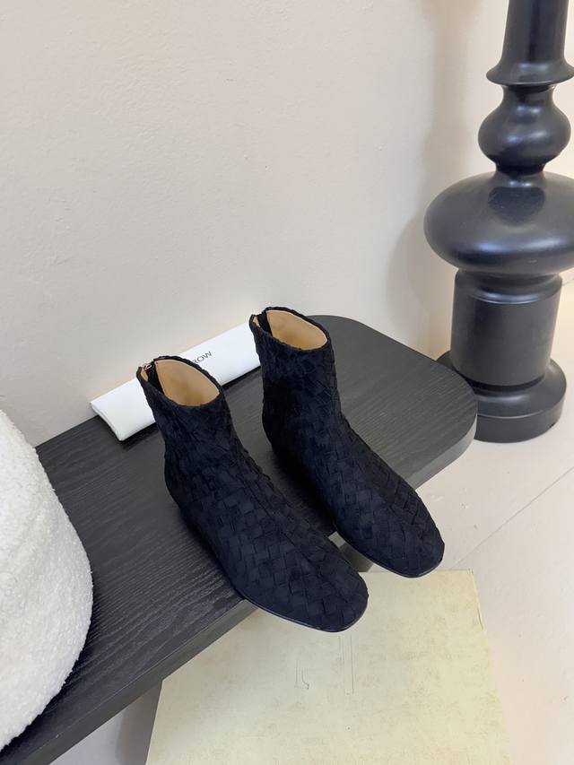 The Row 新款短靴 小方头鞋头尽显知性 穿搭显瘦长腿神器，不论是搭配连衣裙还是牛仔裙都能轻松驾驭 鞋面：手工编织鞋面 内里：水染牛皮 大底：注塑真皮大底