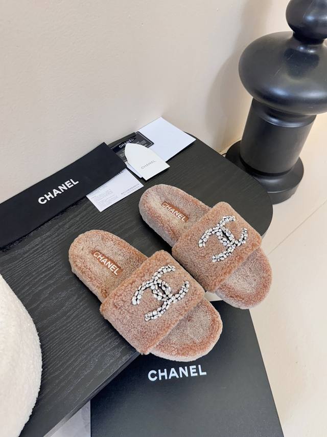 Chane* ｜小香经典双C水钻毛毛拖鞋 “抢先穿”系列 行走的羊咩咩毛茸茸的实在是太可爱太舒服啦！简洁、精美风格的小香是很多女孩的心头好羊毛鞋面镶嵌水钻双C大