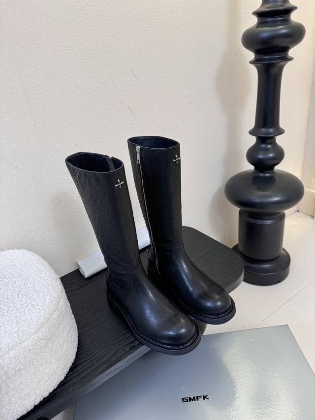 Smf*野性起源固特异长筒靴 Rage野性手工的鞋履系列，传承延续经典鞋履制造工艺，从材料制作与挑选出发，打造具有Smfk野性美学的的原生感鞋靴系列。 野性起源