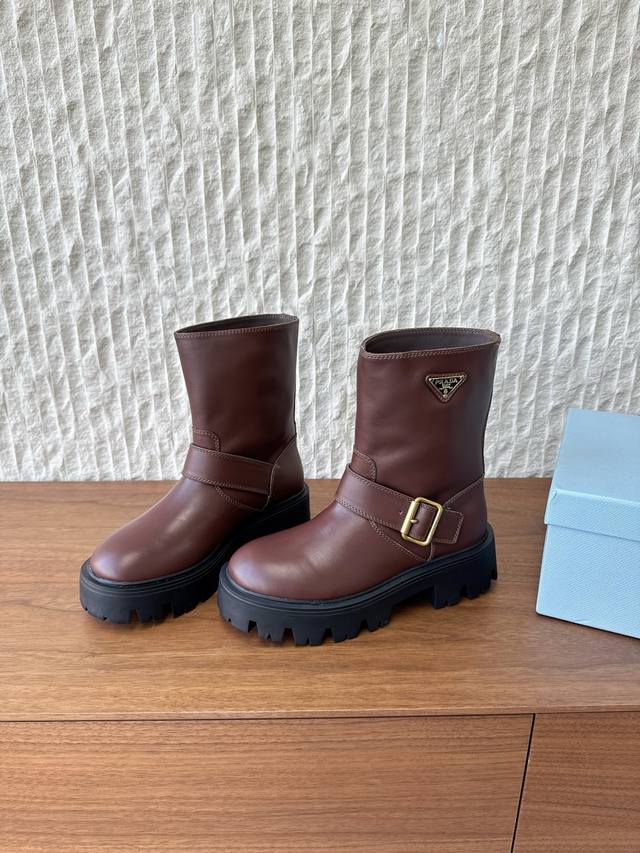 皮面 G716 Prada 普拉达 25Ss秋冬新款 厚底 短靴 时尚厚底休闲长靴 ，独到味道，人人都爱也轻松驾驭 每年都会爆.还有就是百搭经典的鞋楦，足以征服