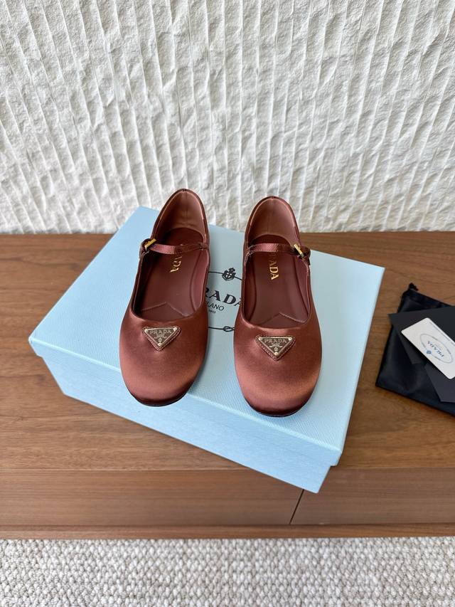 G716 Prada 普拉达 25Ss秋冬新款 平底 单鞋 玛丽珍 芭蕾舞鞋 这款马毛芭蕾平底鞋以锥形轮廓展现出优雅魅力。采用圆头设计，经典线条搭配雅致细节，饰