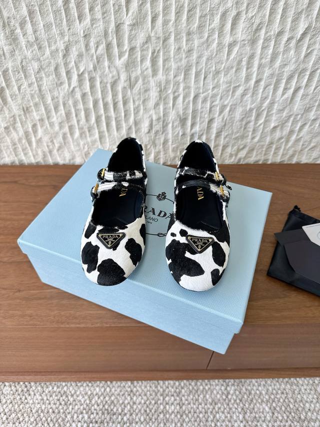G716 Prada 普拉达 25Ss秋冬新款 奶牛马毛平底 单鞋 玛丽珍 芭蕾舞鞋 这款马毛芭蕾平底鞋以锥形轮廓展现出优雅魅力。采用圆头设计，经典线条搭配雅致