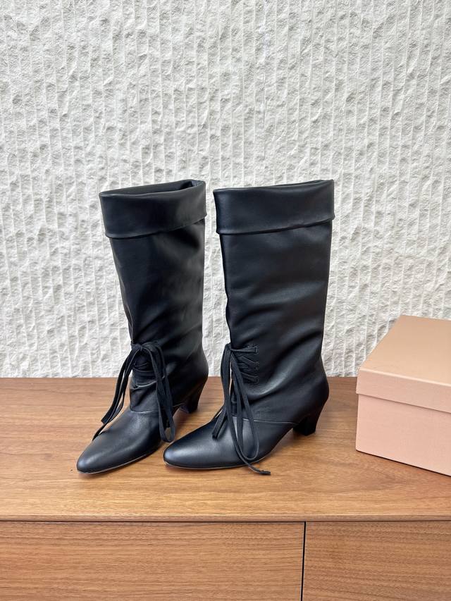 G199 London Flat 小众潮牌 25Ss秋冬新款 猫跟 堆堆靴 长靴 谁懂啊！！今年长靴风刮得超大， 褶皱设计打破长靴刻板印象， 软乎乎皮质自带松弛