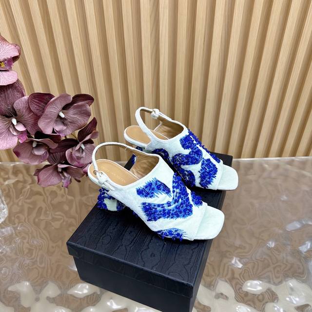 2025春夏新款 专柜同步发售#Dries Von Noten # Dvn #银河繁星穿在脚上 无需过多华丽的文字 这些子很难让人不爱 超重工的钉珠工艺 搭配水