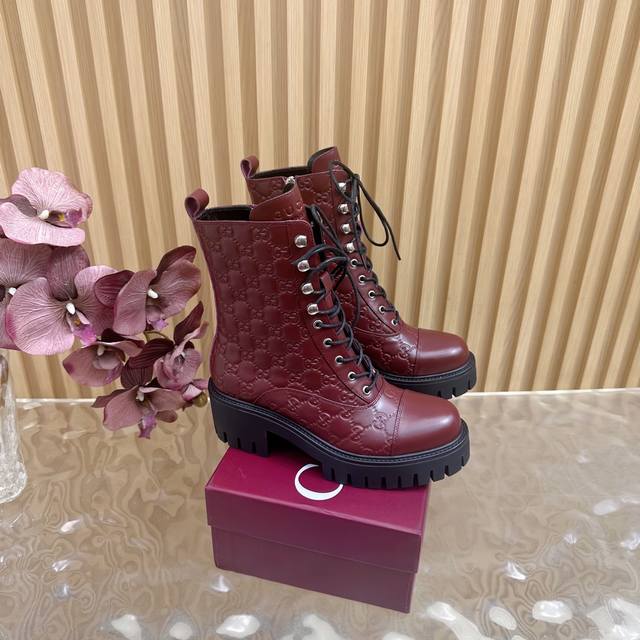 2025秋冬 Gucci 古奇Ss新款双G压纹系带登山马丁靴 女士骑士踝靴顶级品质！ 面料：进口古软G G压纹牛皮 内里 垫脚：原版定制牛皮里 大底：原版开模沟