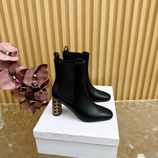 顶部版本专柜同步更新 Dior2025 秋冬 新款鸟笼跟短靴系列 延续D家永恒经典！这款鞋低调不失华丽 性感又不显张扬 鞋型是大家都爱的秀气款 非常非常显瘦 侧