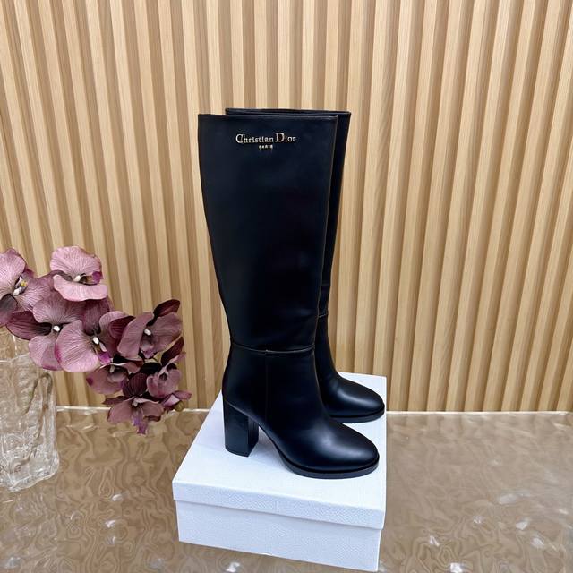 代购级 Dior 迪奥 25Ss 新款秋冬 粗跟 长靴 高靴 楦型百搭瘦脚Yyds.造型立体饱满，帅气十足 上脚舒适 一款非常复古风、气场十足单品！ 设计风格非