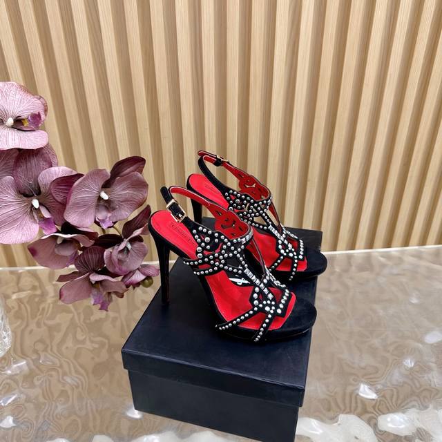 如果一定要受高跟鞋的累 那我就要Cesare Paciotti “插入心脏的利刃” Cesare Paciotti 匕首高跟鞋 绝版重金开模，对版工艺 全系列产