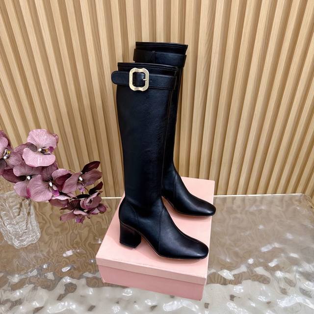 Miumiufw25 New Arrival～ 缪缪 25Ss 秋冬新款高靴 时尚跟靴 简约鞋面点缀 高级感满满 上脚超级有型包脚显腿长，时尚好看，时尚百搭！