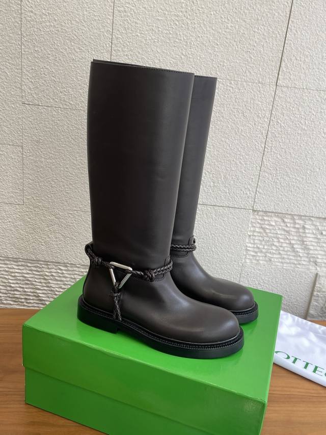 顶级版本:短靴 长靴 Bottega Veneta 25Ss 秋冬新款 圆头 绳结 三角扣 及踝靴 长靴 Bv这双经典绳结编织缠绕靴身，搭配标志性三角金属扣，黑