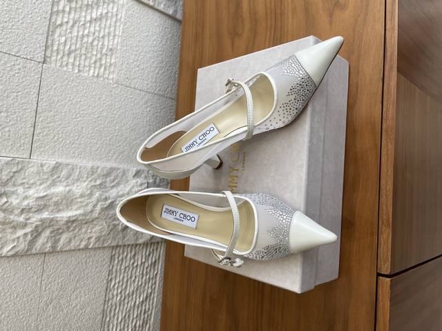 顶级版本:400 Jimmy Choo 2025 秋季新款 Aren Pum 珍珠吊饰 高跟鞋 单鞋 Aren Pum 系列高跟鞋，皮革拼抛光牛皮材，尽显现代时