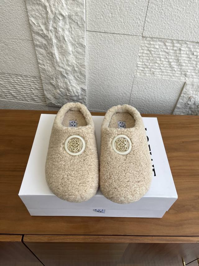 顶级版本: Loewe罗意威 2025 秋冬新款 Ease系列 一脚蹬 包头拖 半拖 勃肯鞋 Loewe罗意威Ease三连花瓣头勃肯拖鞋，一脚蹬设计超方便！鞋面