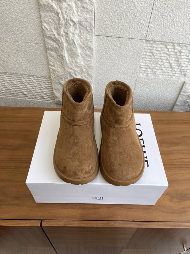 顶级版本: Loewe罗意威 2025 秋冬新款 羊毛雪地靴 Loewe 秋冬新款羊毛雪地靴，羊皮毛一体正绒面工艺，质感细腻又耐用！内里加绒，保暖满分，冬天穿超