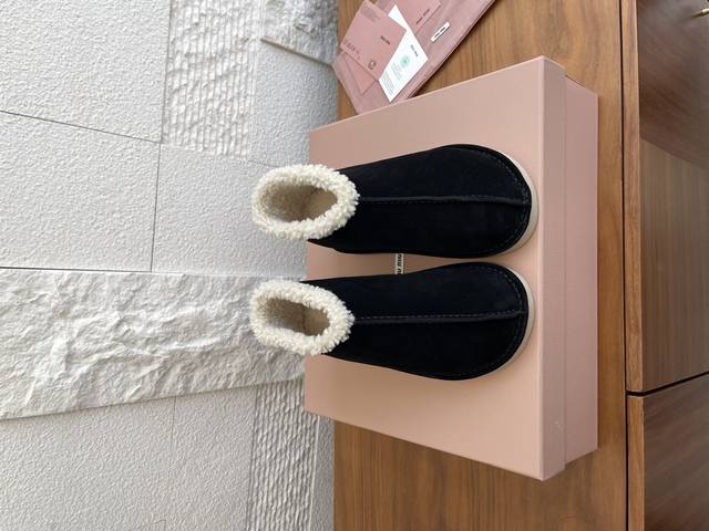 顶级版本: Miumiu 缪缪 2025 秋冬新款 羊毛反口雪地靴 Miu Miu缪缪这款羊毛雪地靴，牛反绒鞋面+柔软羊毛内里，保暖又舒适！鞋口毛绒包裹，脚踝更