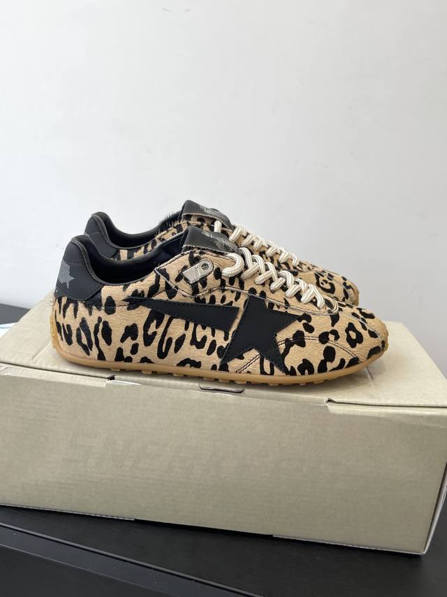 男款10 Ggdb 25Ss马拉松系列运动鞋 德训鞋 Marathon Speed-70年代美式田径风以简约线条勾勒速度美学 轻薄鞋款突破传统束缚 尼龙面与皮革