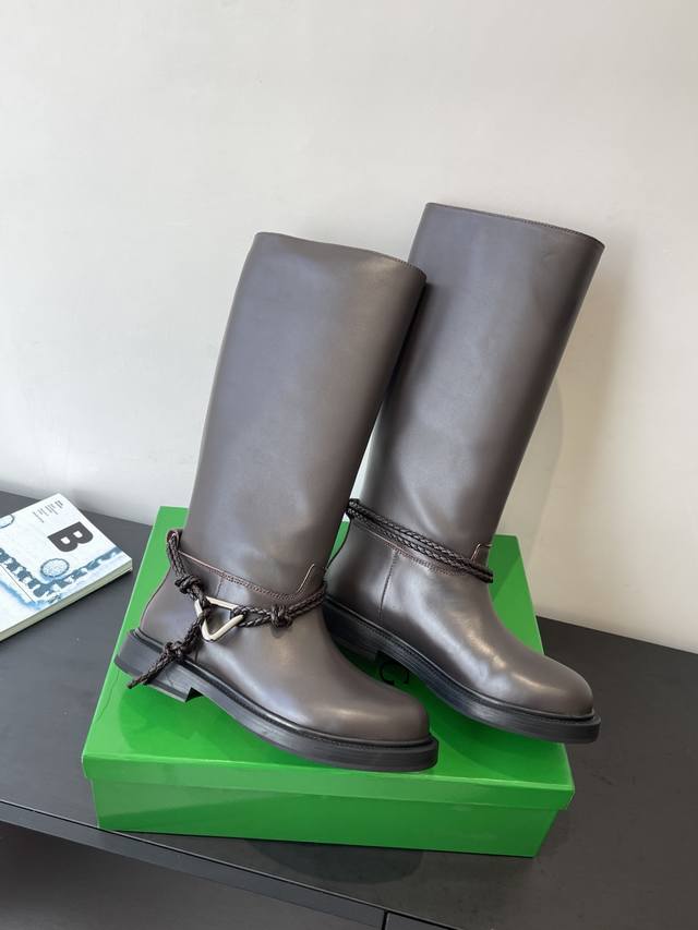 Bottega Veneta Bv秋冬新款 一脚蹬时尚 骑士靴 太酷了 一眼就爱上 这双绳结靴必须锁死 经典绳结编织缠绕靴身 搭配标志性三角金属扣 黑银碰撞自带