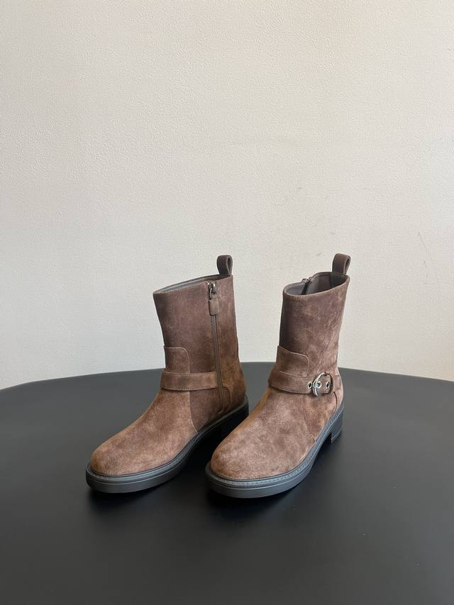 批牛京 牛皮 代购级 Sw25 复古摩登尖头短靴 鞋身带有金属扣饰的皮带设计，增添了朋克与复古的风格元素；配备侧边拉链，穿脱方便；采用厚底粗跟，在提升身高的同时