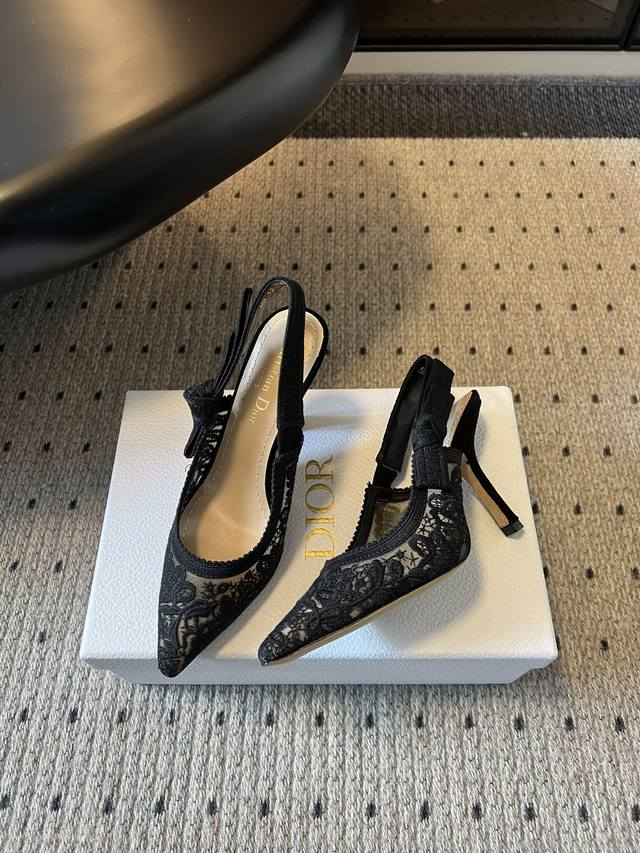代购级Dio* 经典款蝴蝶结高跟鞋 彰显 Dior 精湛工艺的典范之作。采用黑白刺绣精心制作。双色 J’Adior 刺绣饰带点缀以扁平蝴蝶结。搭配双色 J’Ad